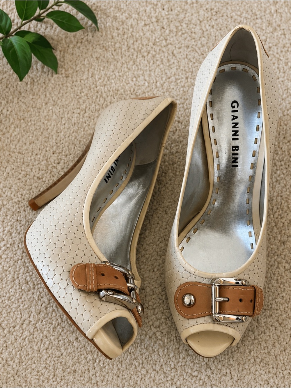 Gianni Bini Cream Textured Peep Toe Buckle Pumps Heels Size 7.5